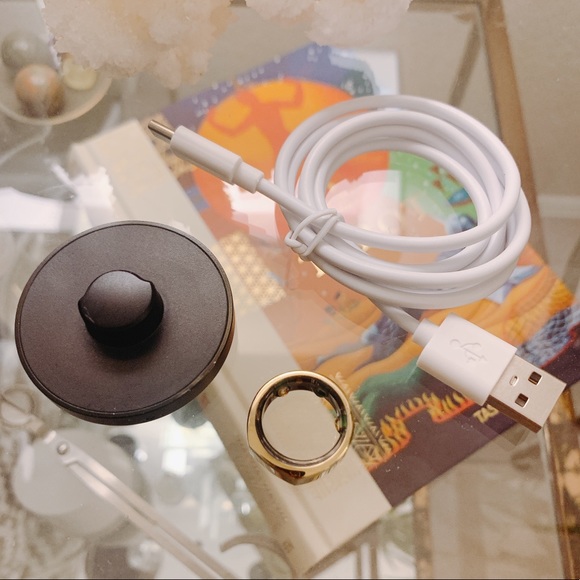 Oura Ring, Gen 2 in GOLD - Picture 4 of 4